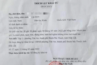 Con trai 3 tuổi đang sống bất ngờ bị mẹ khai tử