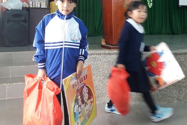 Báo Dân trí tặng quà Trung thu cho các em có hoàn cảnh khó khăn