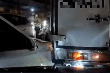 Ô tô con móp đầu vì chen làn, rúc vào thùng xe tải