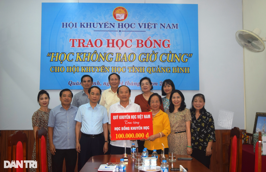 Hội Khuyến học Việt Nam trao 200 triệu đồng đến học sinh nghèo vượt khó - 1 Hội Khuyến học Việt Nam trao 200 triệu đồng đến học sinh nghèo vượt khó - 1
