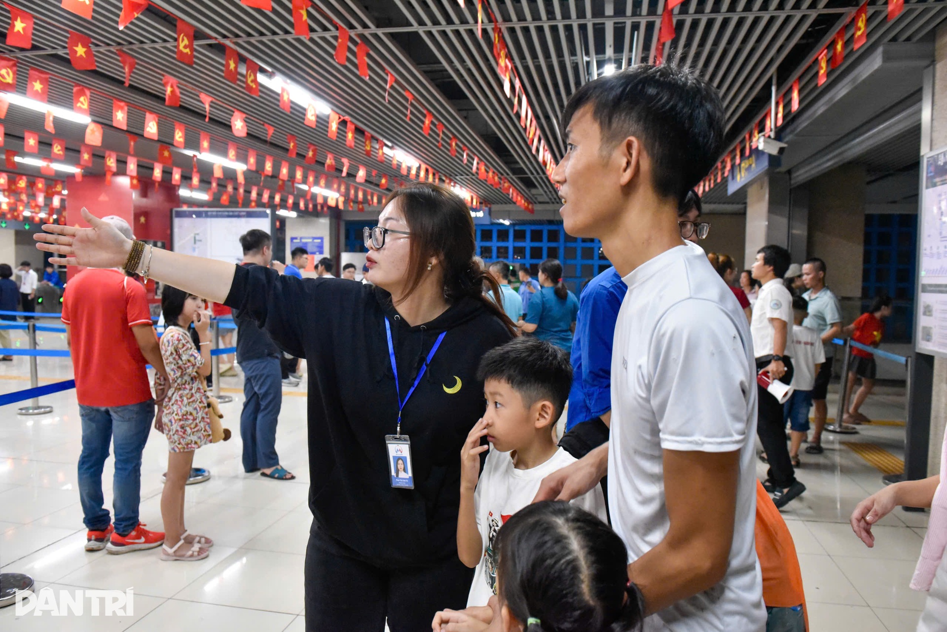 Hàng nghìn người dồn về trong 30 phút, ga Cát Linh gồng mình ngăn vỡ trận - 4 Hàng nghìn người dồn về trong 30 phút, ga Cát Linh gồng mình ngăn vỡ trận - 4