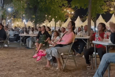 Đội nhà bị loại, cổ động viên Campuchia vẫn để lại hình ảnh đẹp