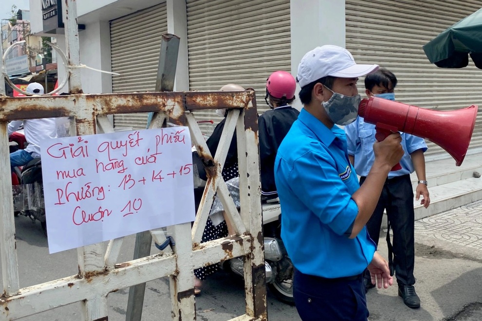 TPHCM: Cảnh xếp hàng dài ngoài siêu thị trong ngày có tin đồn thất thiệt - 6 TPHCM: Cảnh xếp hàng dài ngoài siêu thị trong ngày có tin đồn thất thiệt - 6