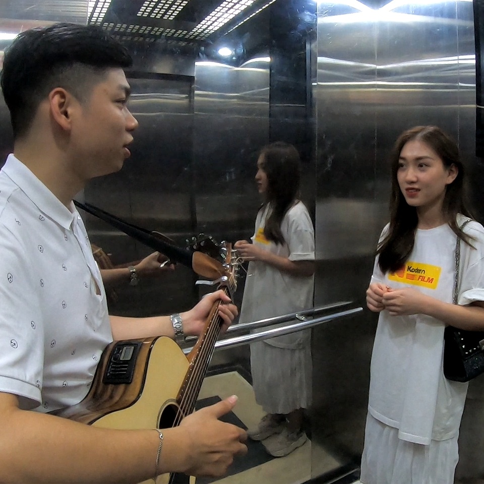 Chàng trai ôm đàn hát trong thang máy trước sự bất ngờ của nhiều người - 1 Chàng trai ôm đàn hát trong thang máy trước sự bất ngờ của nhiều người - 1
