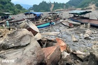 Hàng tấn rác thải, gỗ mục phủ kín mặt hồ Hủa Na