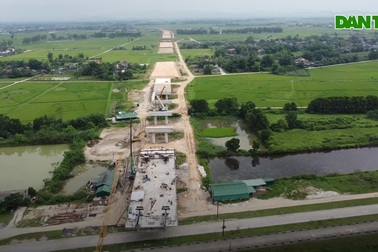 Hình hài cầu 1.200 tỷ đồng vượt sông dài nhất trên tuyến cao tốc Bắc - Nam