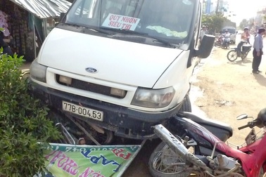 Xe khách lao lên vỉa hè, tông cháu bé 14 tuổi