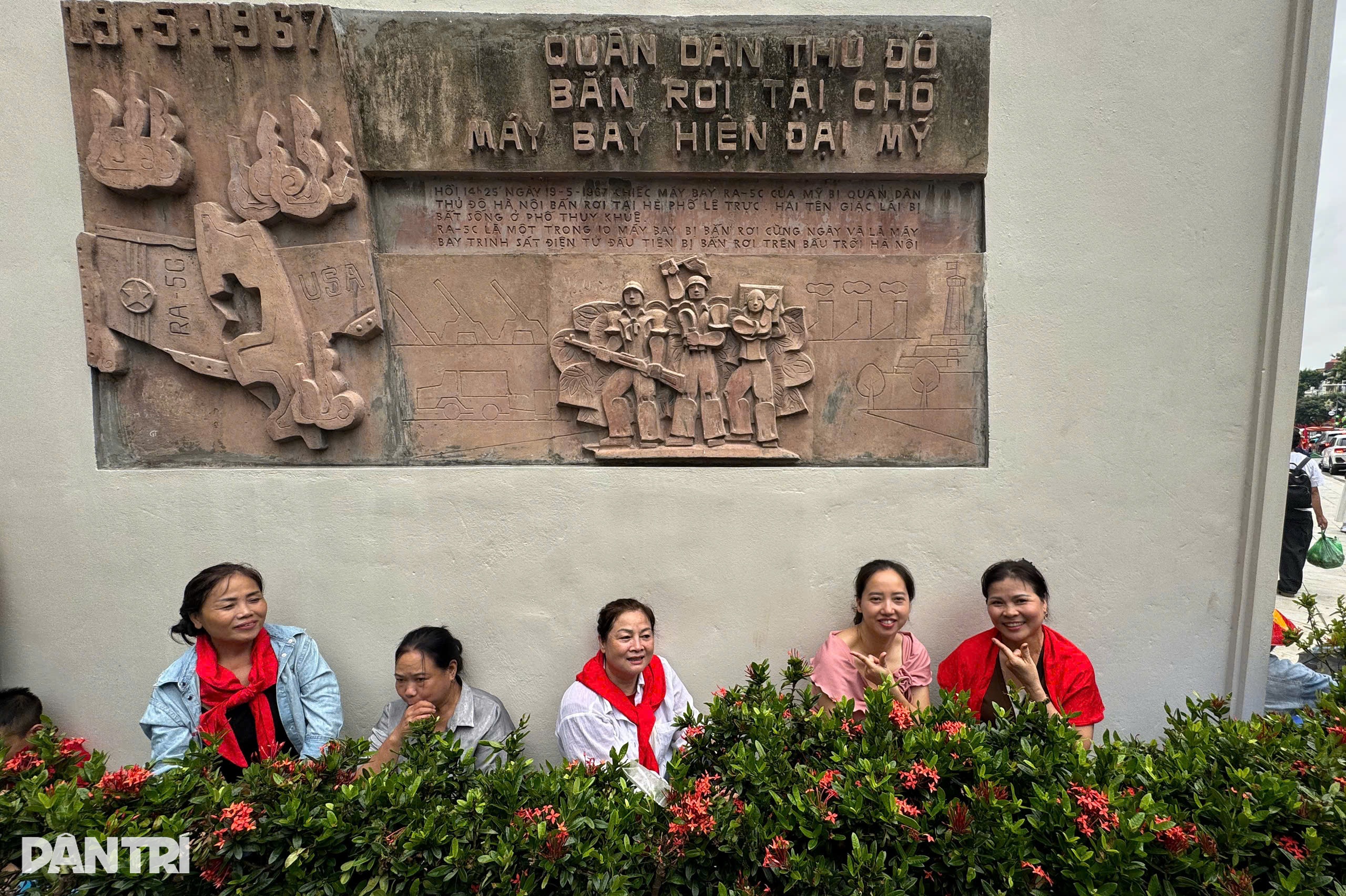 Người dân đội ghế, mang chiếu sẵn sàng cắm trại xuyên đêm chờ xem diễu binh - 12