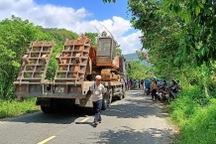 Người dân chặn đường, ngăn xe của doanh nghiệp vào mỏ khai thác cát