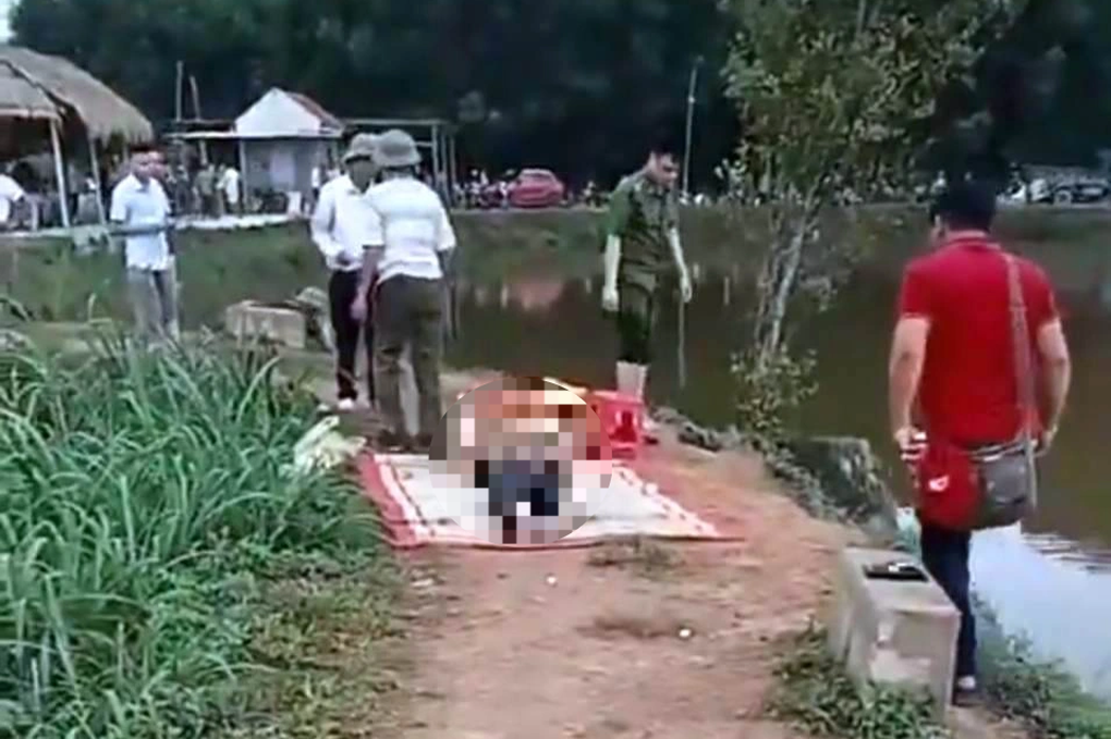 Thi thể thiếu nữ dưới hồ câu, xe máy và điện thoại trên bờ - 1