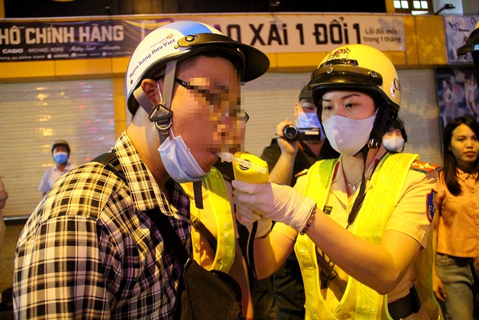 Theo chân nữ CSGT dẫn đoàn đi phạt nồng độ cồn ở TP.HCM - 1 Theo chân nữ CSGT dẫn đoàn đi phạt nồng độ cồn ở TP.HCM - 1