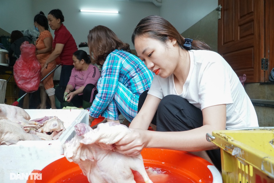 Hàng nghìn suất cơm miễn phí ấm tình người trong mùa mưa lũ - 6 Hàng nghìn suất cơm miễn phí ấm tình người trong mùa mưa lũ - 6