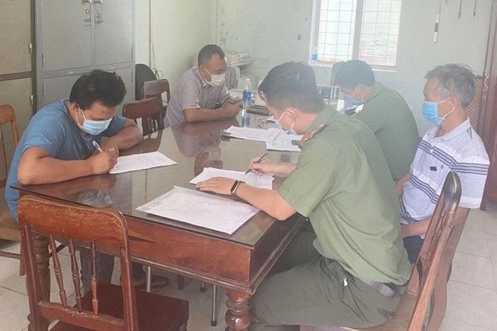 Thông tin bất ngờ vụ xe cứu thương chở khách thông nhiều chốt kiểm dịch - 1 Thông tin bất ngờ vụ xe cứu thương chở khách thông nhiều chốt kiểm dịch - 1