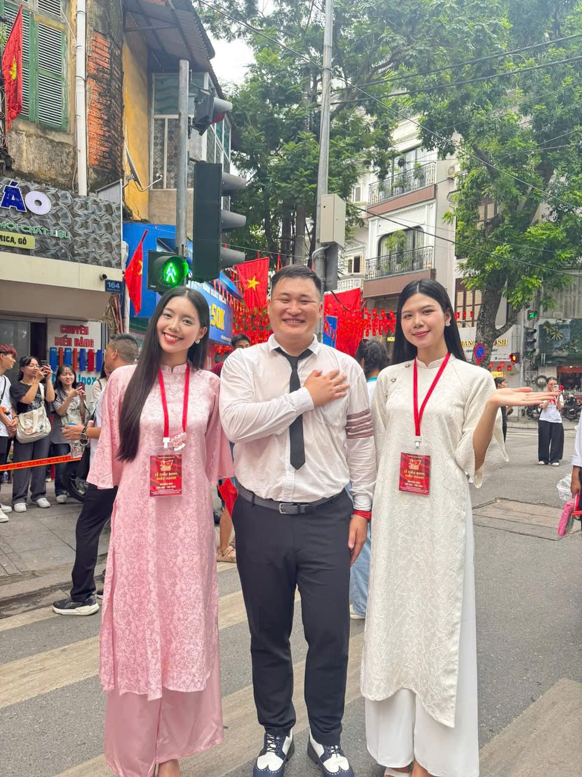 NSND Xuân Bắc đến thăm dàn nghệ sĩ hợp luyện ở Quảng trường Ba Đình - 8 NSND Xuân Bắc đến thăm dàn nghệ sĩ hợp luyện ở Quảng trường Ba Đình - 8