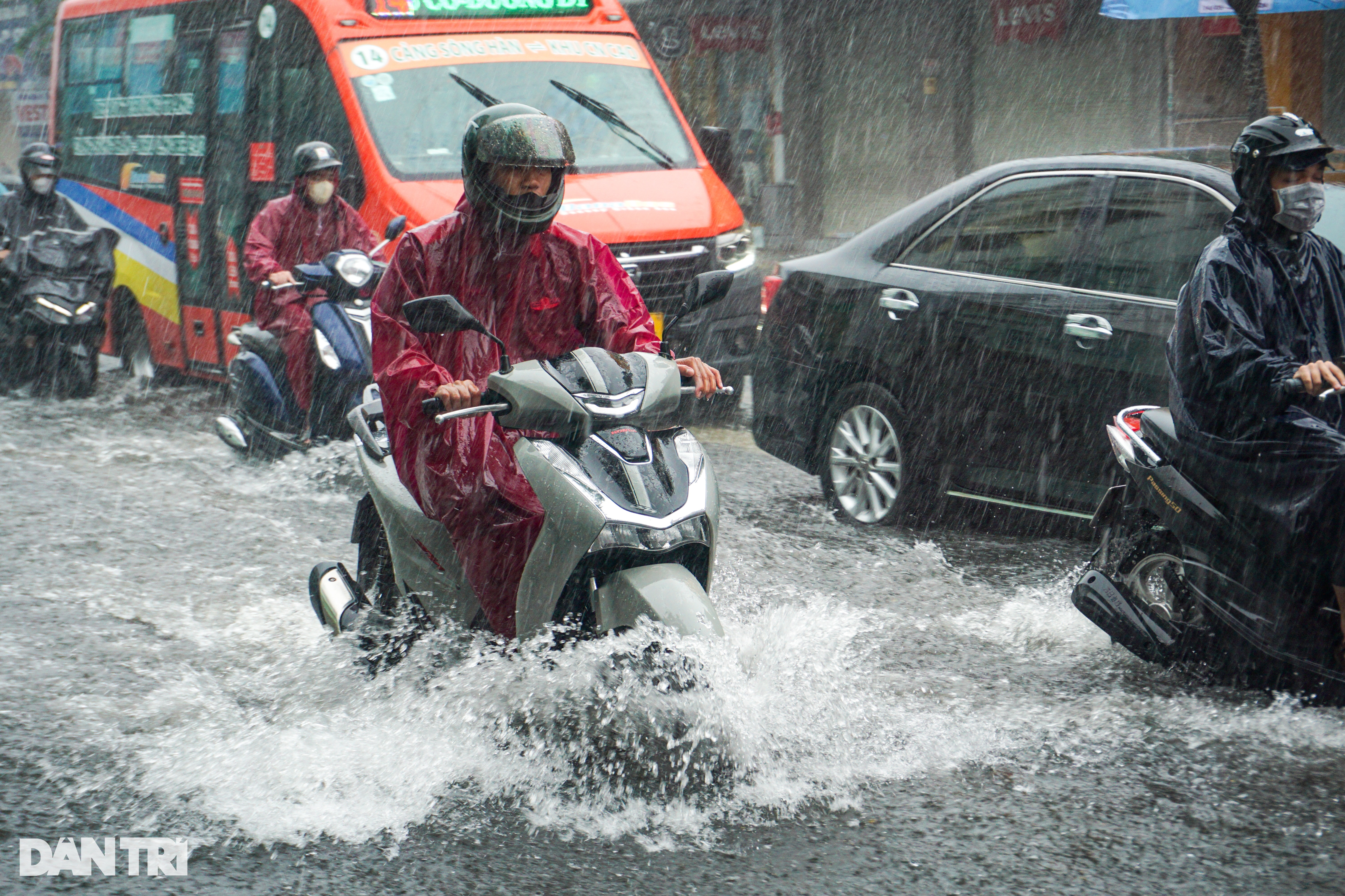 Đà Nẵng mưa xối xả, đường phố lênh láng nước, xe chết máy hàng loạt - 2