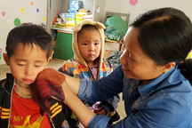 Hai cô giáo "hy sinh" tuổi xuân để làm mẹ của 17 đứa trẻ H’Mông