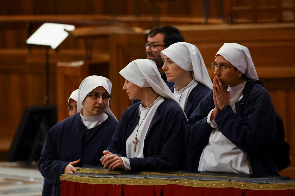 Dòng người xếp hàng dài viếng cựu Giáo hoàng Benedict XVI - 10 Dòng người xếp hàng dài viếng cựu Giáo hoàng Benedict XVI - 10
