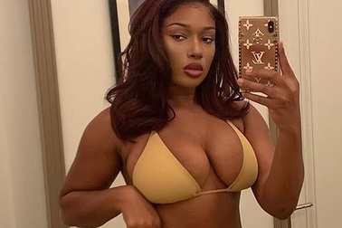 Đường cong bốc lửa của Megan Thee Stallion