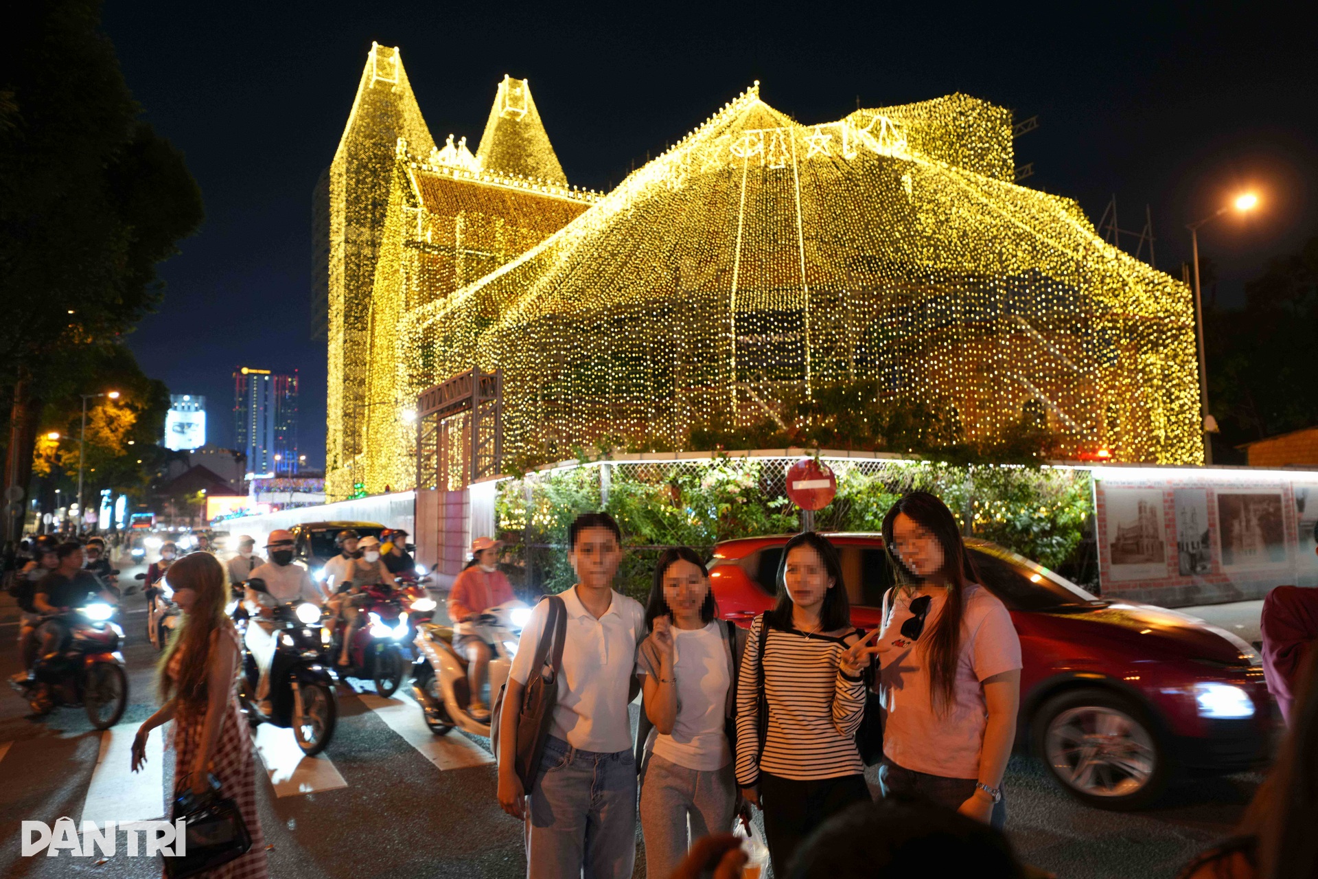 Check-in Giáng sinh dưới lòng đường, phố trung tâm TPHCM thêm hiểm nguy - 4 Check-in Giáng sinh dưới lòng đường, phố trung tâm TPHCM thêm hiểm nguy - 4