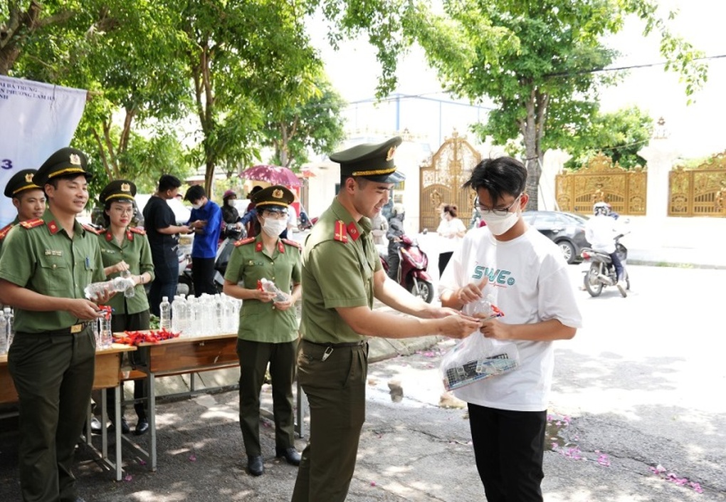 Thí sinh ngủ quên, cảnh sát dùng mô tô đặc chủng đến tận nhà đón - 4