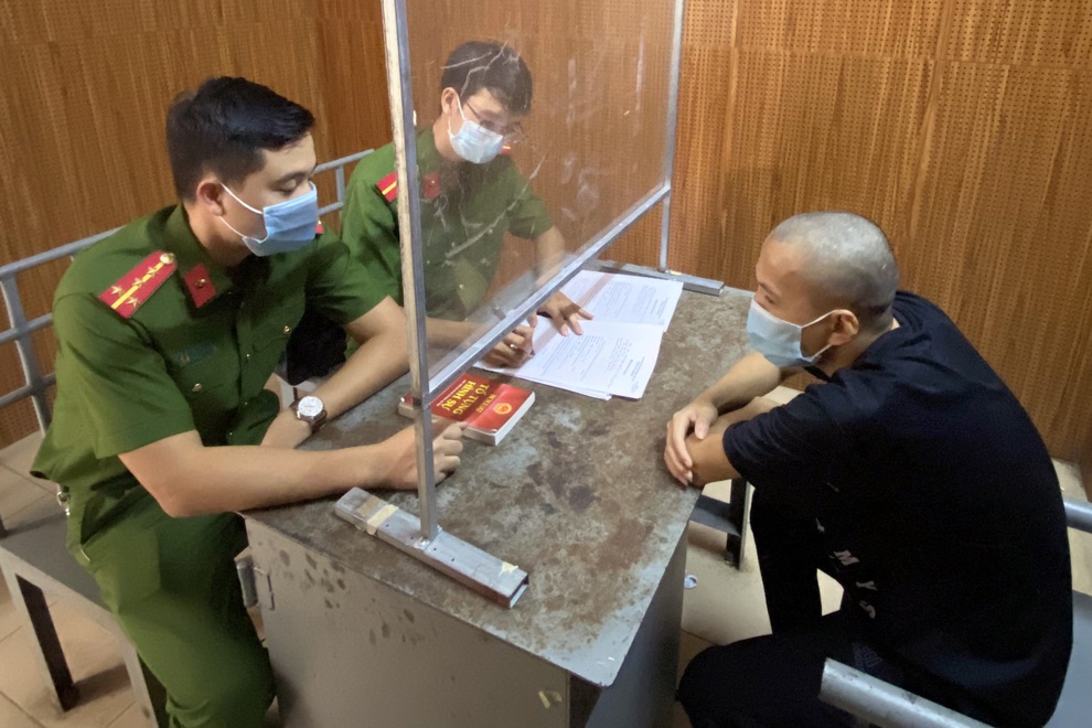 Tìm chỗ hút thuốc lào, nam thanh niên vung điếu vào mặt cán bộ kiểm dịch - 1 Tìm chỗ hút thuốc lào, nam thanh niên vung điếu vào mặt cán bộ kiểm dịch - 1