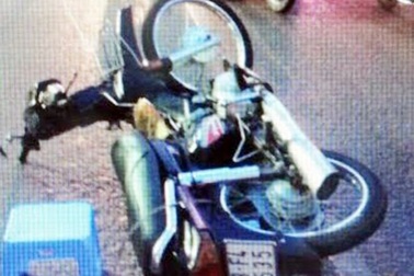 Nguy kịch vì bị dây điện thòng lọng kéo ngã trên đường