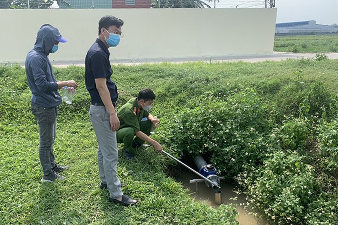 Xử phạt 4 đơn vị xả thải ra kênh Bắc Hưng Hải - 1 Xử phạt 4 đơn vị xả thải ra kênh Bắc Hưng Hải - 1