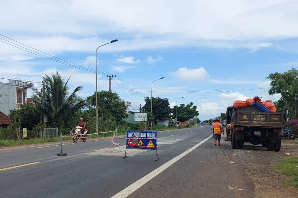 Kỳ lạ dùng... xi măng trám ổ gà trên quốc lộ 14 - 3 Kỳ lạ dùng... xi măng trám ổ gà trên quốc lộ 14 - 3