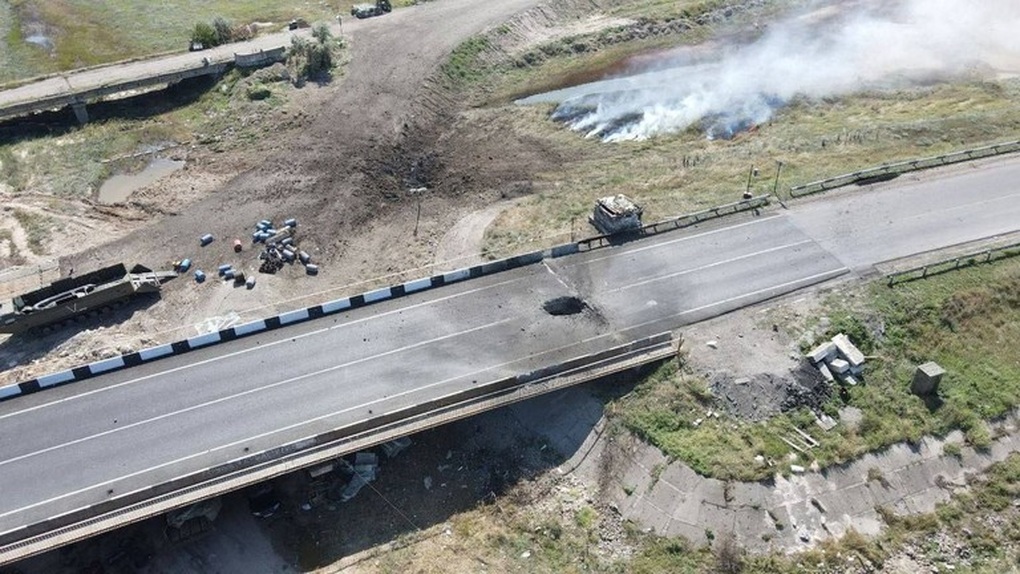 Ukraine phóng loạt tên lửa, tập kích cầu tiếp viện chiến lược ở Crimea - 1 Ukraine phóng loạt tên lửa, tập kích cầu tiếp viện chiến lược ở Crimea - 1