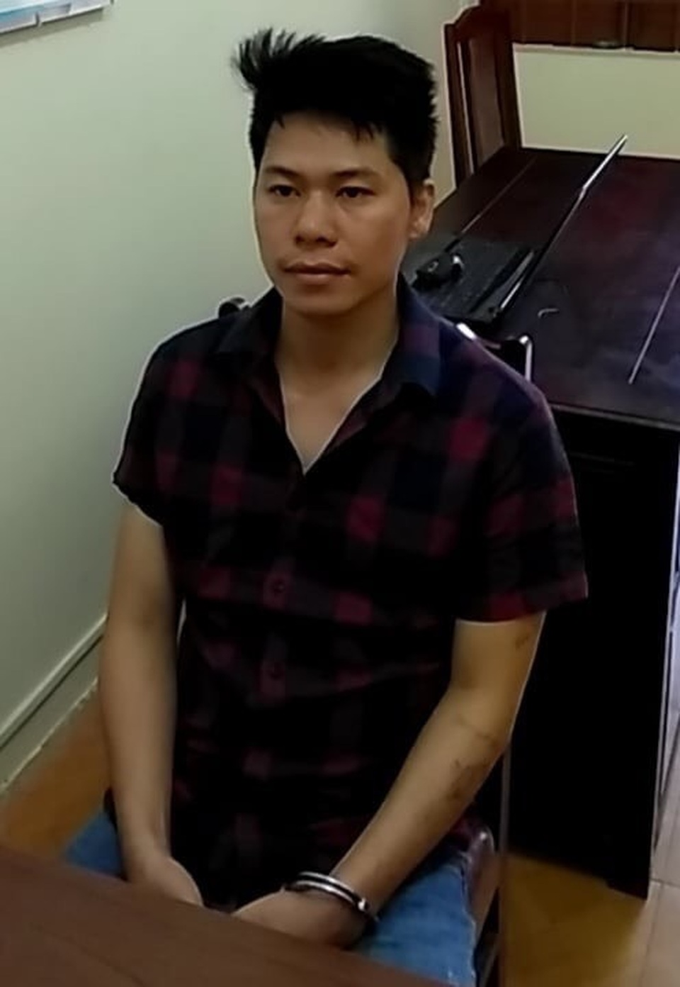 Điều tra người đàn ông xông vào nhà đâm 2 chị em tử vong - 1 Điều tra người đàn ông xông vào nhà đâm 2 chị em tử vong - 1