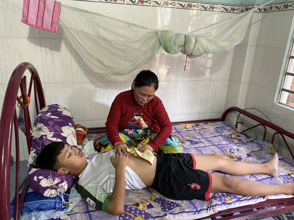 Nghẹn ngào cảnh bà ngoại lang thang đi ăn xin mong cứu đứa cháu hiếu thảo - 4 Nghẹn ngào cảnh bà ngoại lang thang đi ăn xin mong cứu đứa cháu hiếu thảo - 4
