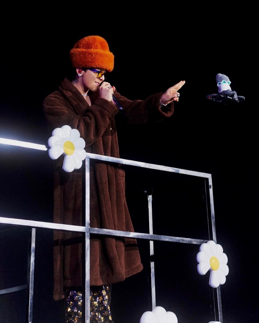 Khán giả quốc tế sốc trước 2 đêm diễn cháy của G-Dragon tại Việt Nam - 2