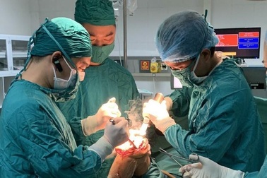 Phẫu thuật thay khớp gối nhân tạo lần đầu tiên được triển khai tại Hà Tĩnh