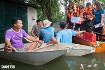 Cảnh sát cơ động trao quà hỗ trợ người dân vùng ngập ở Hà Nội