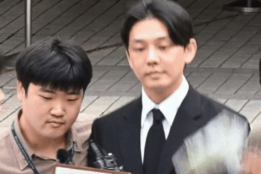 "Ảnh đế" xứ Hàn bị ném tiền vào mặt: Sự hắt hủi của fan chính là ác mộng