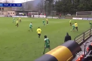 Hài hước với tình huống hy hữu: Bóng 3 lần đập xà ngang liên tiếp