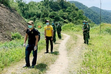 Thuê người Lào dẫn đường vượt biên về Việt Nam để thăm mẹ ốm