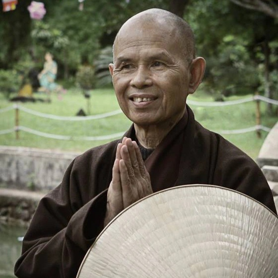 Phật tử, người dân viếng Thiền sư Thích Nhất Hạnh trong tĩnh lặng - 9 Phật tử, người dân viếng Thiền sư Thích Nhất Hạnh trong tĩnh lặng - 9