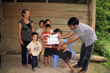 Trao hơn 80 triệu đồng đến “5 đứa trẻ thơ sống “lay lắt” vì cha chết, mẹ điên khờ”