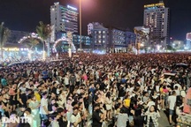 Hàng vạn người đổ về các khu du lịch biển nổi tiếng tại Thanh Hóa, Nghệ An