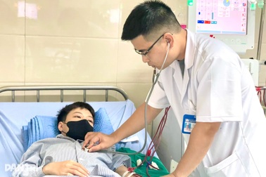 Con trai ở bờ vực tử sinh, bố hiến thận nhưng không có tiền để ghép cho con