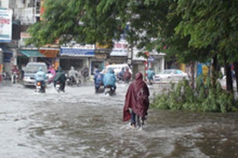 Hà Nội: Mưa rất to, đường ngập cục bộ