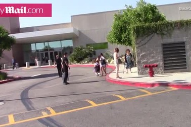 Kim đón con sau giờ tan học