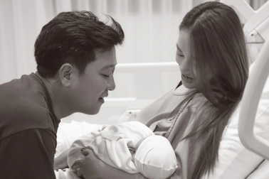 Nhã Phương bật khóc đón con thứ hai chào đời