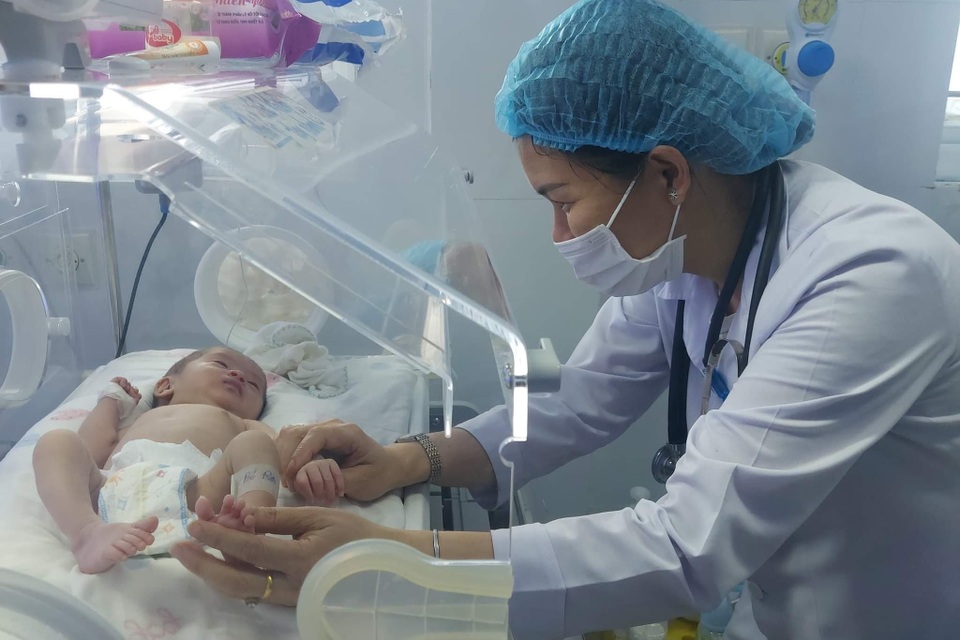 Cả khoa Nhi cùng làm mẹ của bé Rơi bị bỏ trên bãi biển - 3 Cả khoa Nhi cùng làm mẹ của bé Rơi bị bỏ trên bãi biển - 3