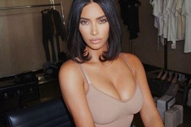 Kim Kardashian làm người mẫu gợi cảm