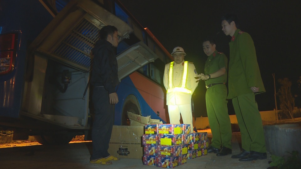 Vận chuyển 140kg pháo đi tiêu thụ bằng xe khách giường nằm - 1