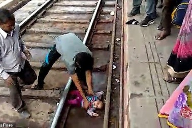 Bé gái rơi xuống gầm tàu hoả thoát chết kỳ diệu