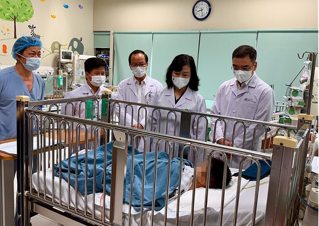 Bé trai trong vụ nộp đủ tiền mới cấp cứu được ra viện - 1 Bé trai trong vụ nộp đủ tiền mới cấp cứu được ra viện - 1