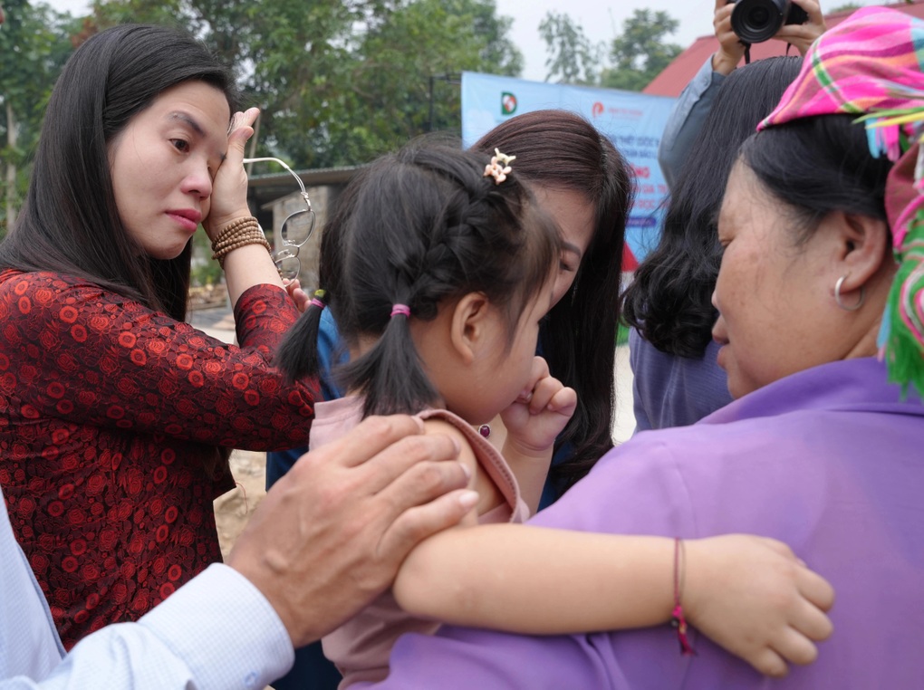 Chuyên gia Nguyễn Thị Lanh nhận bảo trợ 10 trẻ mồ côi tại tỉnh Lào Cai - 2 Chuyên gia Nguyễn Thị Lanh nhận bảo trợ 10 trẻ mồ côi tại tỉnh Lào Cai - 2